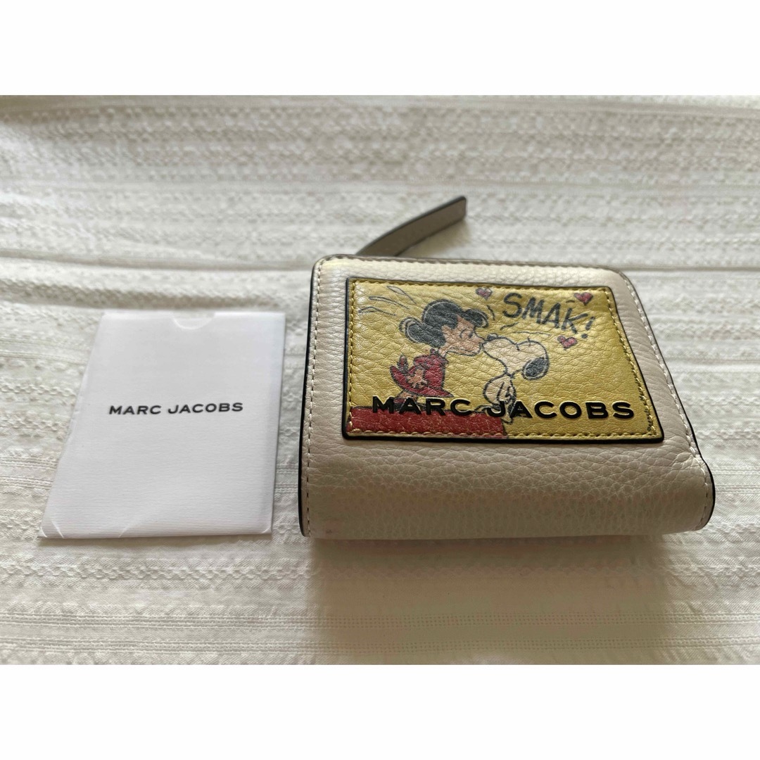 MARC JACOBS(マークジェイコブス)の【MARC JACOBS ×ピーナッツ】スヌーピーコラボ 二つ折り ミニ財布 レディースのファッション小物(財布)の商品写真