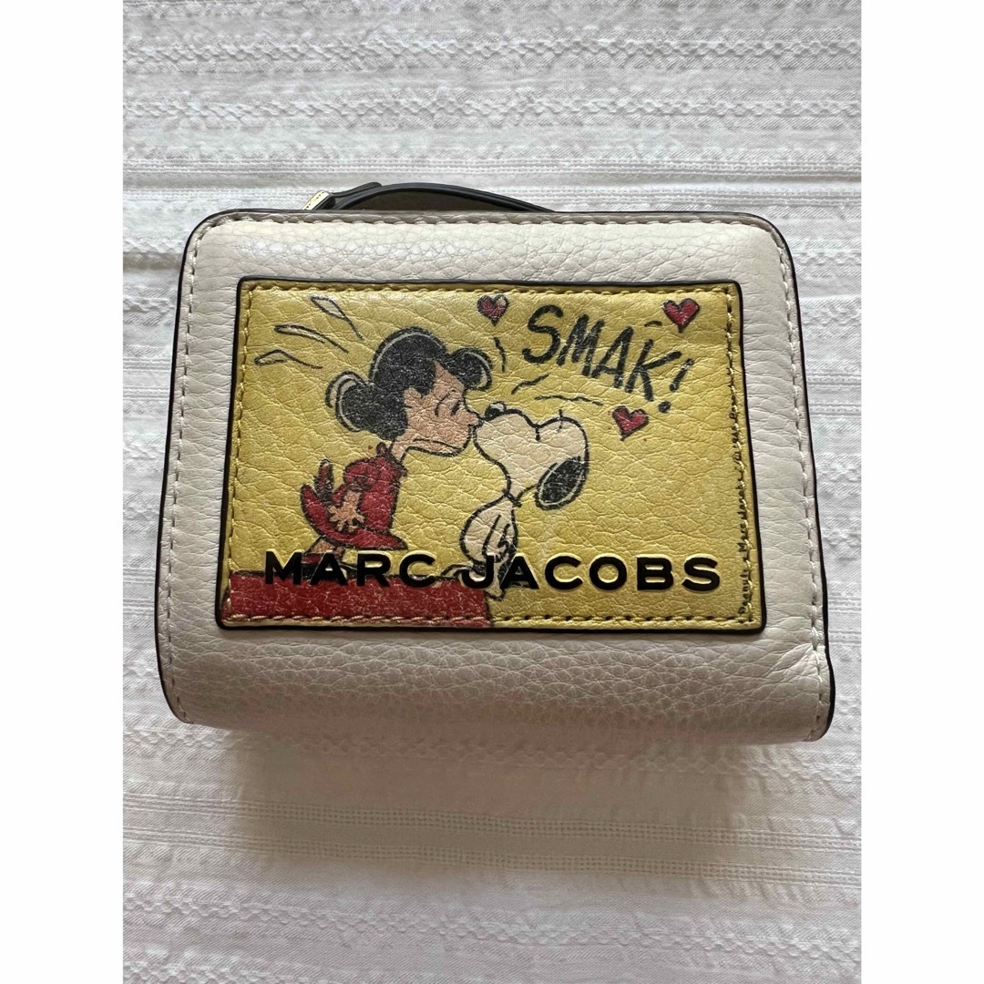 MARC JACOBS(マークジェイコブス)の【MARC JACOBS ×ピーナッツ】スヌーピーコラボ 二つ折り ミニ財布 レディースのファッション小物(財布)の商品写真