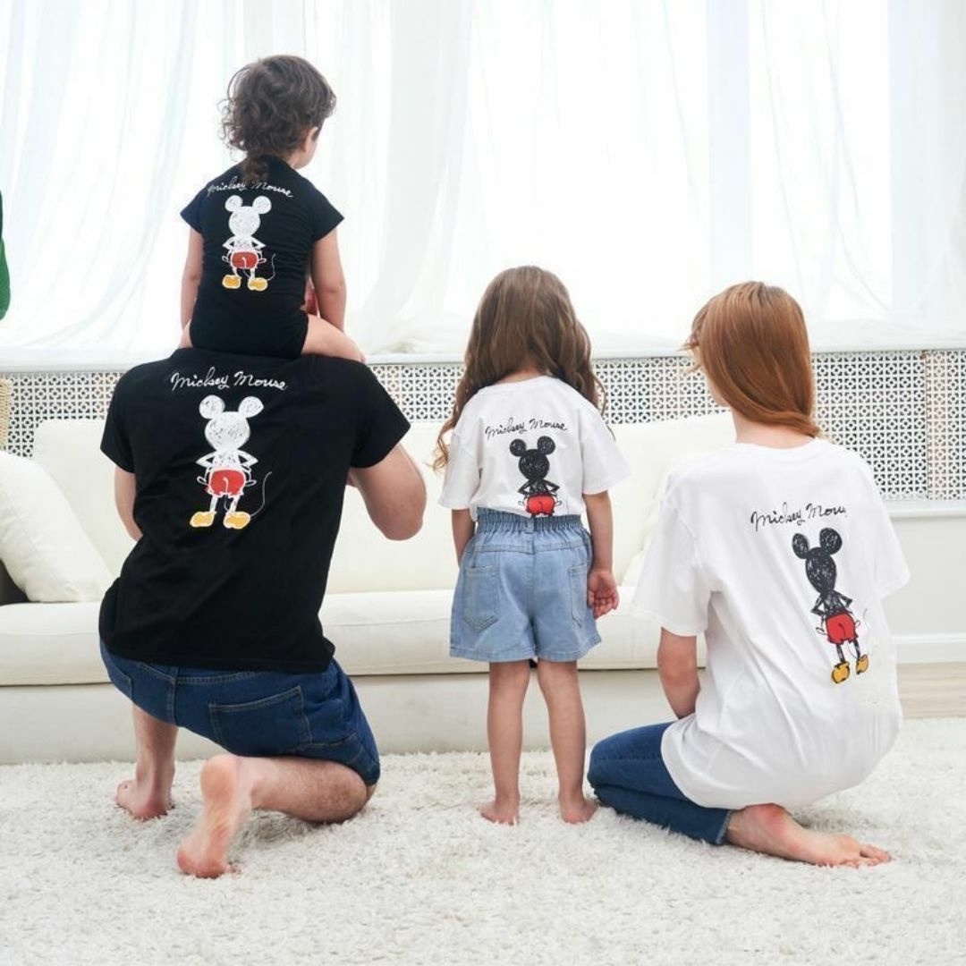 L｜ブラック〔ミッキー半袖Tシャツ〕ディズニー親子家族カップルお揃いペアルック黒 レディースのトップス(Tシャツ(半袖/袖なし))の商品写真