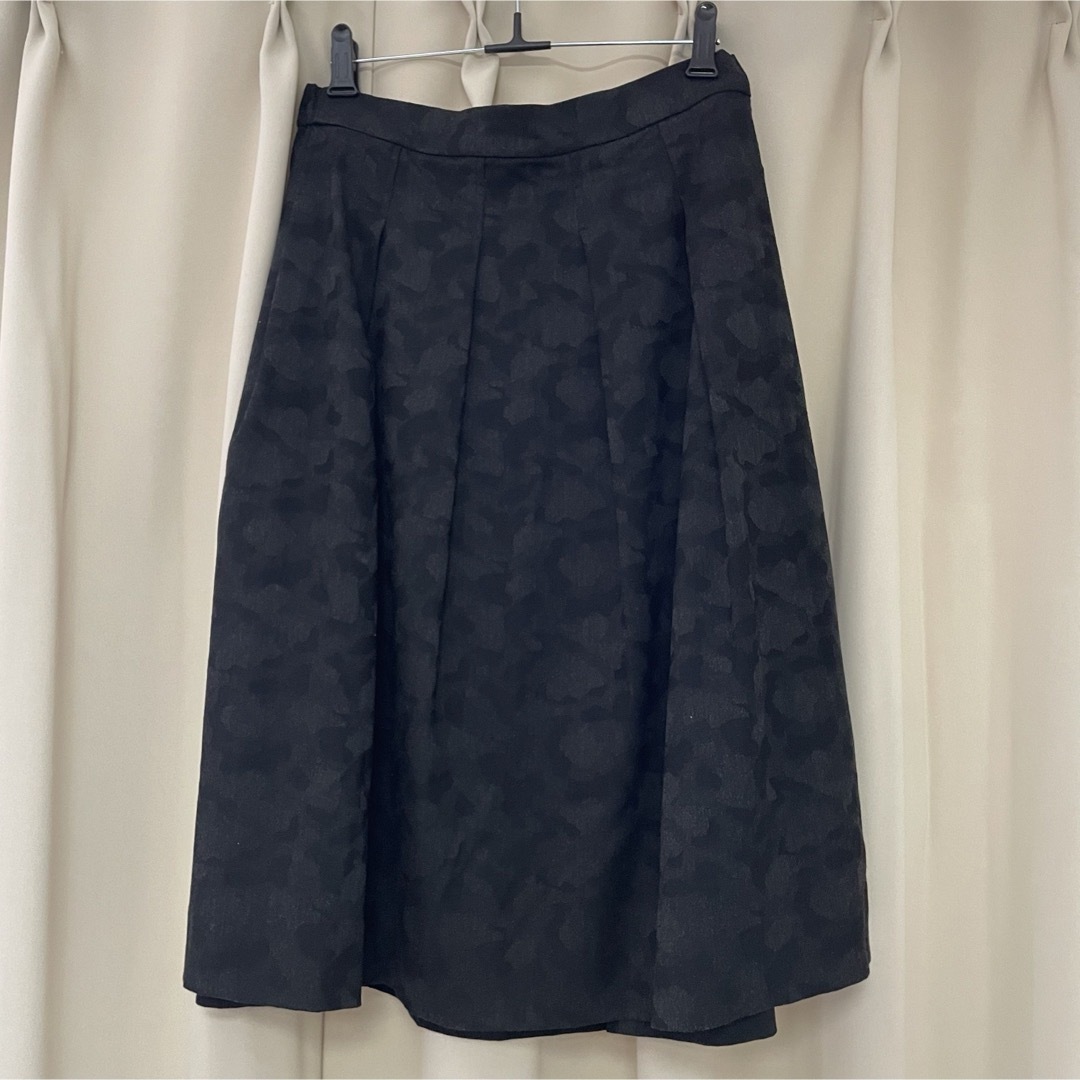 UNIQLO(ユニクロ)のスカート 黒 迷彩柄 レディースのスカート(ひざ丈スカート)の商品写真