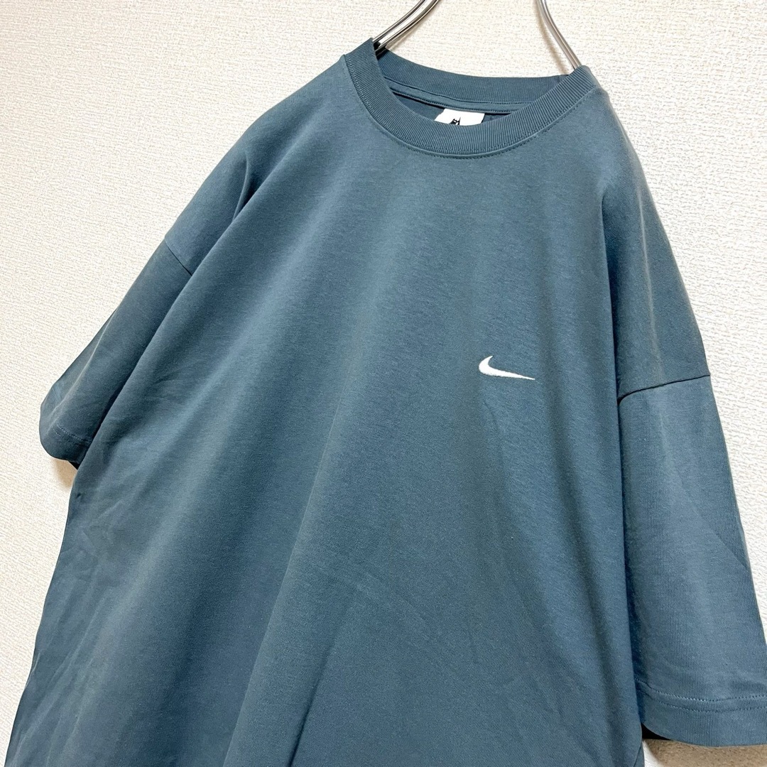 NIKE(ナイキ)のNIKE ナイキ Tシャツ くすみグリーン 胸元ロゴ刺繍 スウッシュ ゆるだぼ メンズのトップス(Tシャツ/カットソー(半袖/袖なし))の商品写真