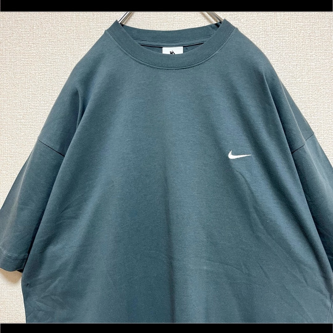 NIKE(ナイキ)のNIKE ナイキ Tシャツ くすみグリーン 胸元ロゴ刺繍 スウッシュ ゆるだぼ メンズのトップス(Tシャツ/カットソー(半袖/袖なし))の商品写真