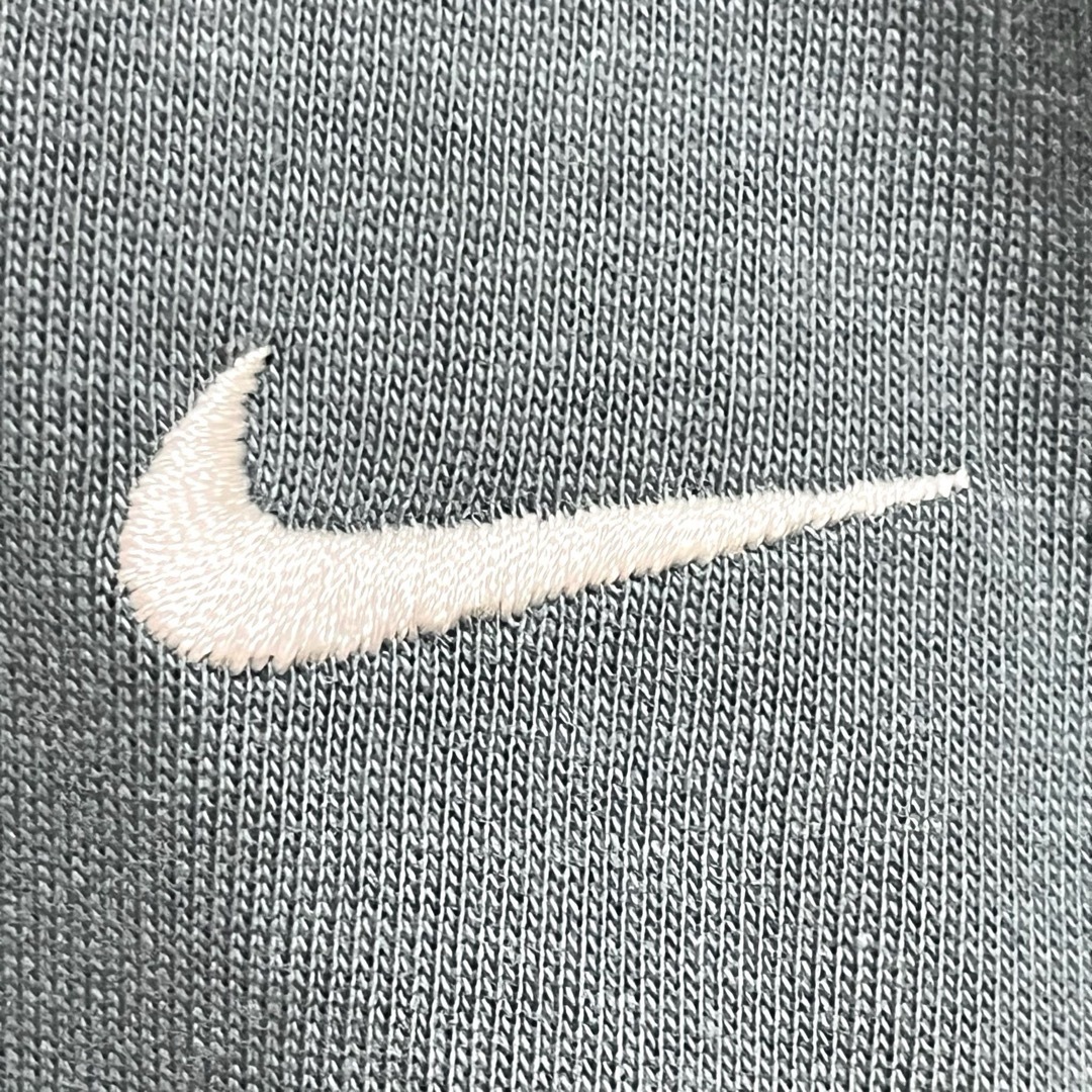 NIKE(ナイキ)のNIKE ナイキ Tシャツ くすみグリーン 胸元ロゴ刺繍 スウッシュ ゆるだぼ メンズのトップス(Tシャツ/カットソー(半袖/袖なし))の商品写真