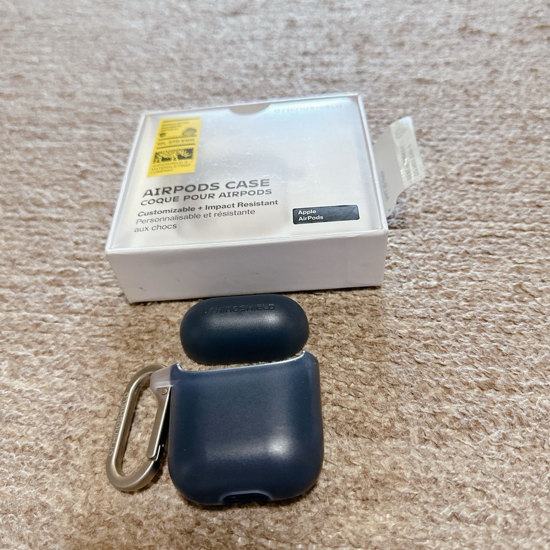 AirPods Series 1/2 ケース フック付き ダークグレー スマホ/家電/カメラのオーディオ機器(ヘッドフォン/イヤフォン)の商品写真