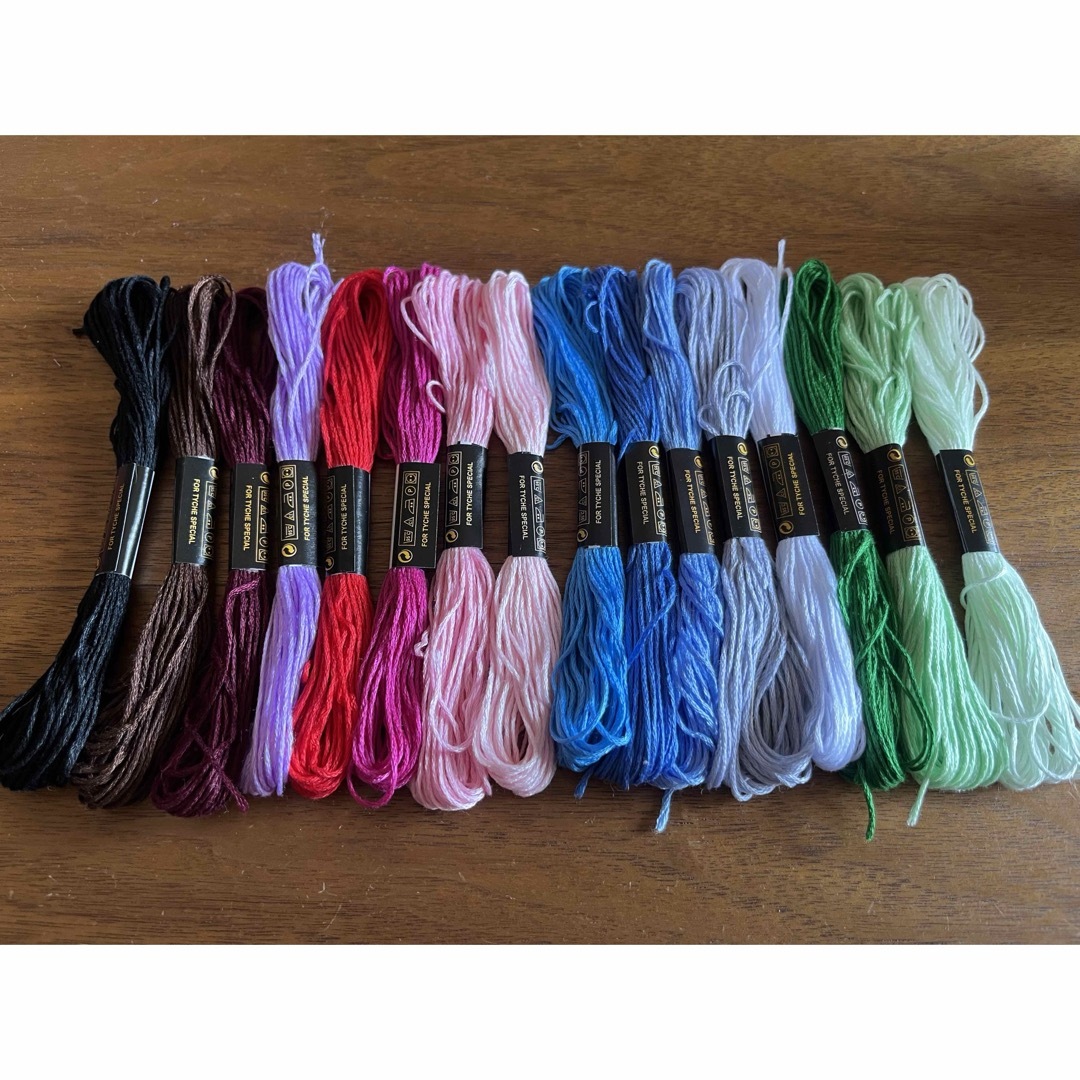 刺繍糸セット ハンドメイドのアクセサリー(ピアス)の商品写真