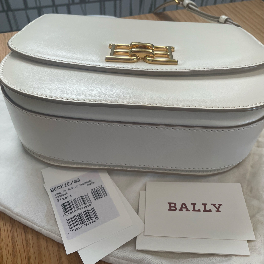 Bally(バリー)の【新品未使用】BALLY BECKIE ショルダーバッグ　レザー　白 レディースのバッグ(ショルダーバッグ)の商品写真