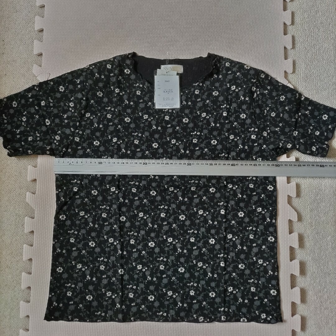 新品タグ付き　半袖　 トップス　Мサイズ　花柄　黒 レディースのトップス(カットソー(半袖/袖なし))の商品写真