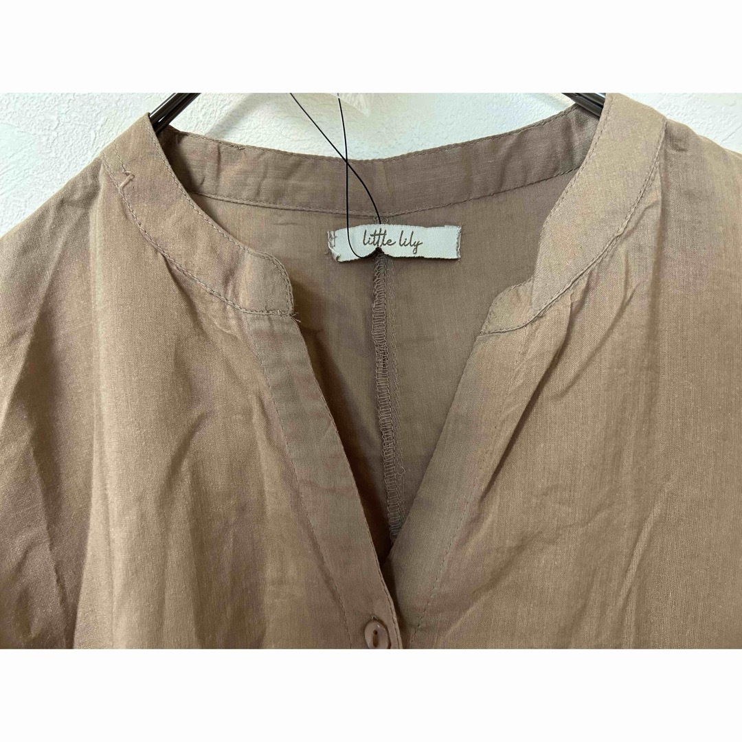 新品　リトルリリー　ベージュシャツブラウストップス　Mサイズ レディースのトップス(シャツ/ブラウス(半袖/袖なし))の商品写真