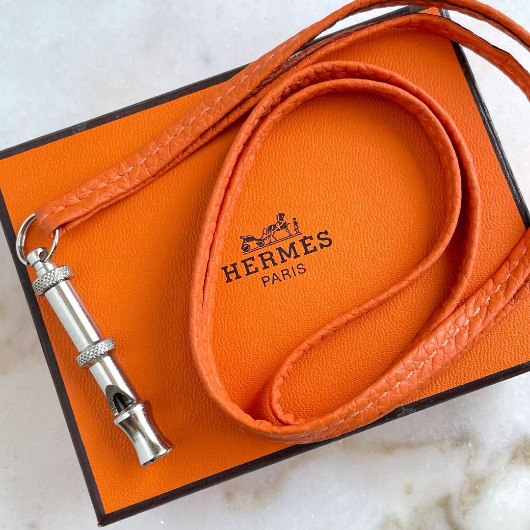 Hermes(エルメス)のHERMES エルメス ホイッスル シフレ オレンジ 犬笛 ネックレス 本革 レディースのアクセサリー(ネックレス)の商品写真