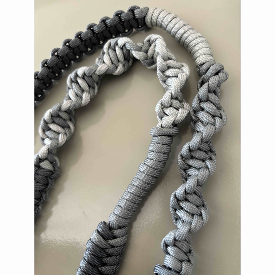 パラコード　スマホストラップ　Paracord shoulder strap ハンドメイドのスマホケース/アクセサリー(スマホストラップ/チャーム)の商品写真