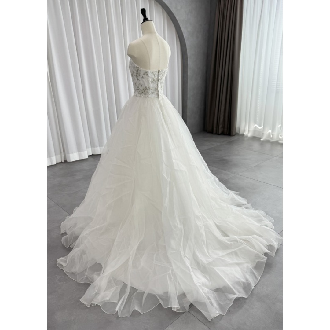 アウラノーヴァ AULANOVA Aライン ウェディングドレス ホワイト ファーストオーナー チュール ベアトップ レディースのフォーマル/ドレス(ウェディングドレス)の商品写真