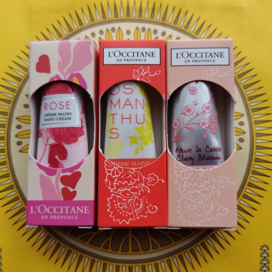 L'OCCITANE(ロクシタン)の【箱入り】ロクシタンハンドクリームミニチェリーブロッサム&オスマンサス&ローズ コスメ/美容のボディケア(ハンドクリーム)の商品写真