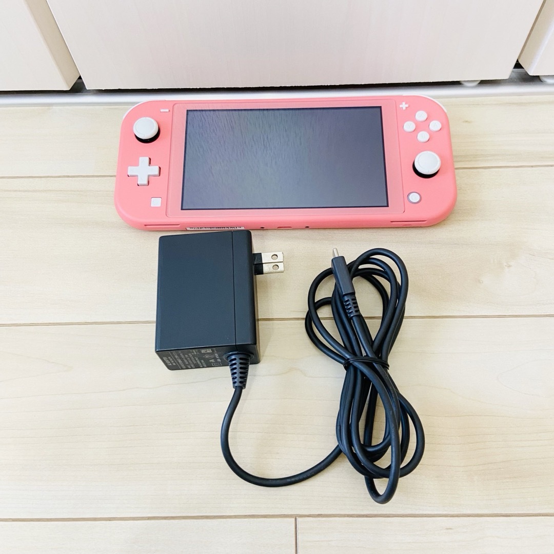 Nintendo Switch(ニンテンドースイッチ)の【未使用に近い】Nintendo Switch スイッチライト　本体　コーラル エンタメ/ホビーのゲームソフト/ゲーム機本体(携帯用ゲーム機本体)の商品写真