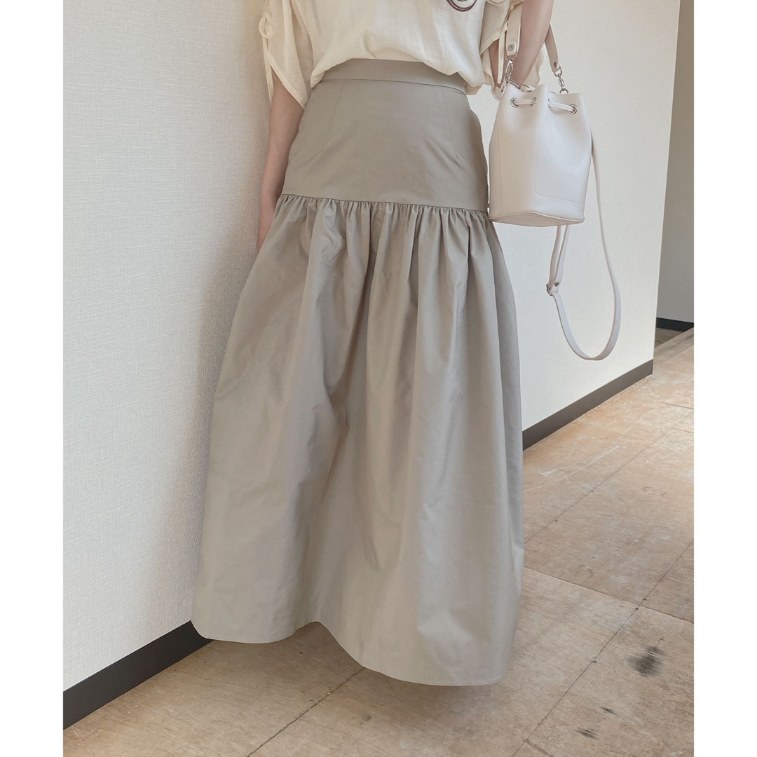 定価8800円　新品タグ付　 Reurie' ナイロンギャザースカート  レディースのスカート(ロングスカート)の商品写真