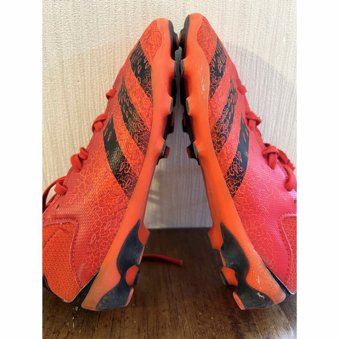 adidas(アディダス)のアディダスサッカースパイク プレデター フリーク 21.5cm スポーツ/アウトドアのサッカー/フットサル(シューズ)の商品写真