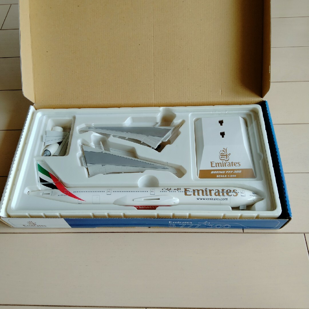 B777-300 1/200 Emirates エンタメ/ホビーのおもちゃ/ぬいぐるみ(模型/プラモデル)の商品写真