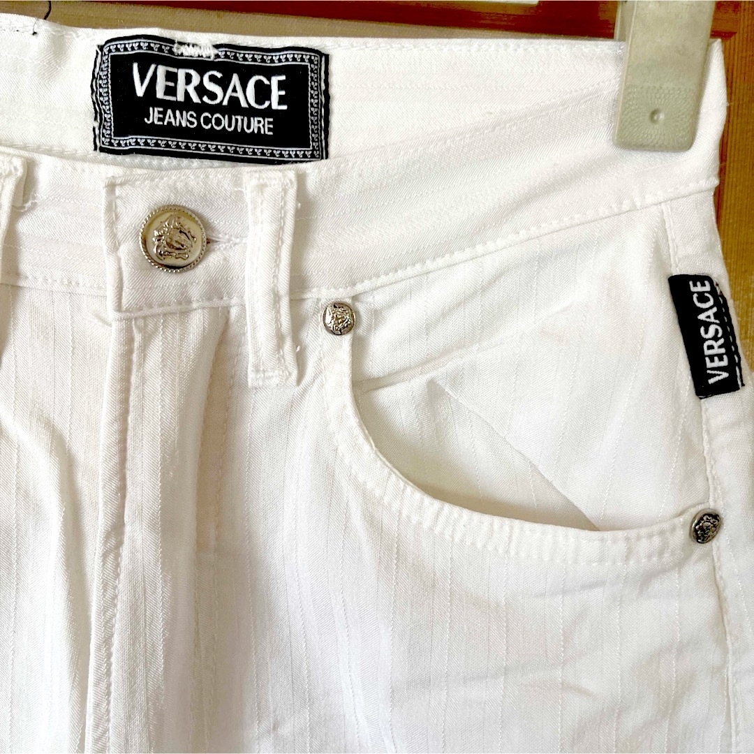 VERSACE(ヴェルサーチ)のヴェルサーチVERSACEJEANSCOUTURE ジーンズ　白ストレッチパンツ レディースのパンツ(カジュアルパンツ)の商品写真