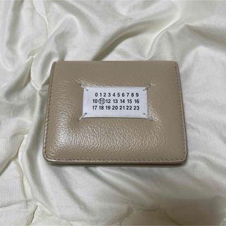 マルタンマルジェラ(Maison Martin Margiela)のメゾンマルジェラ　財布　２つ折り　ベージュ　カレンダー　ロゴ　美品(財布)