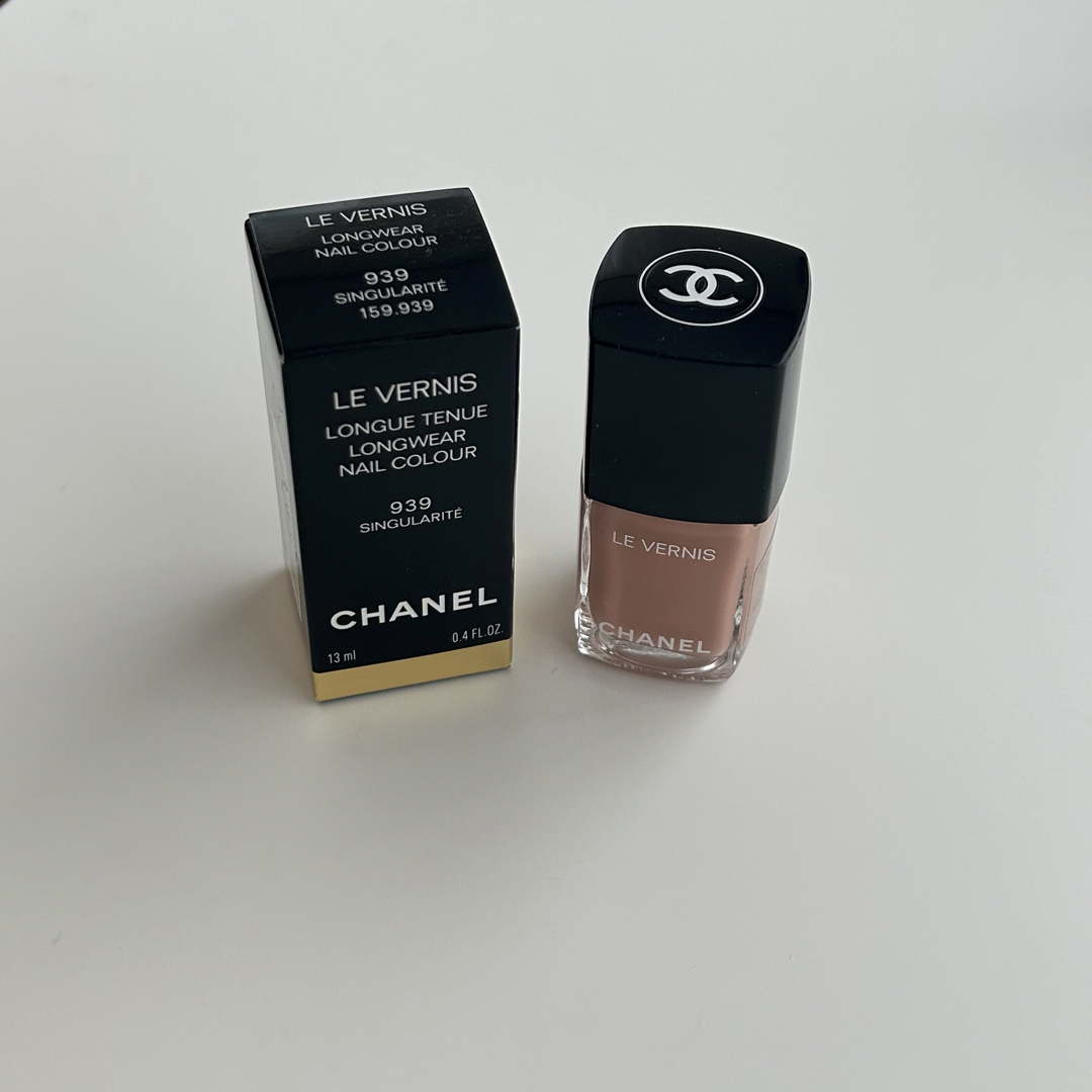 CHANEL(シャネル)のCHANEL マニキュア　ヴェルニ ロング トゥニュ 939 サンギュラリテ コスメ/美容のネイル(マニキュア)の商品写真