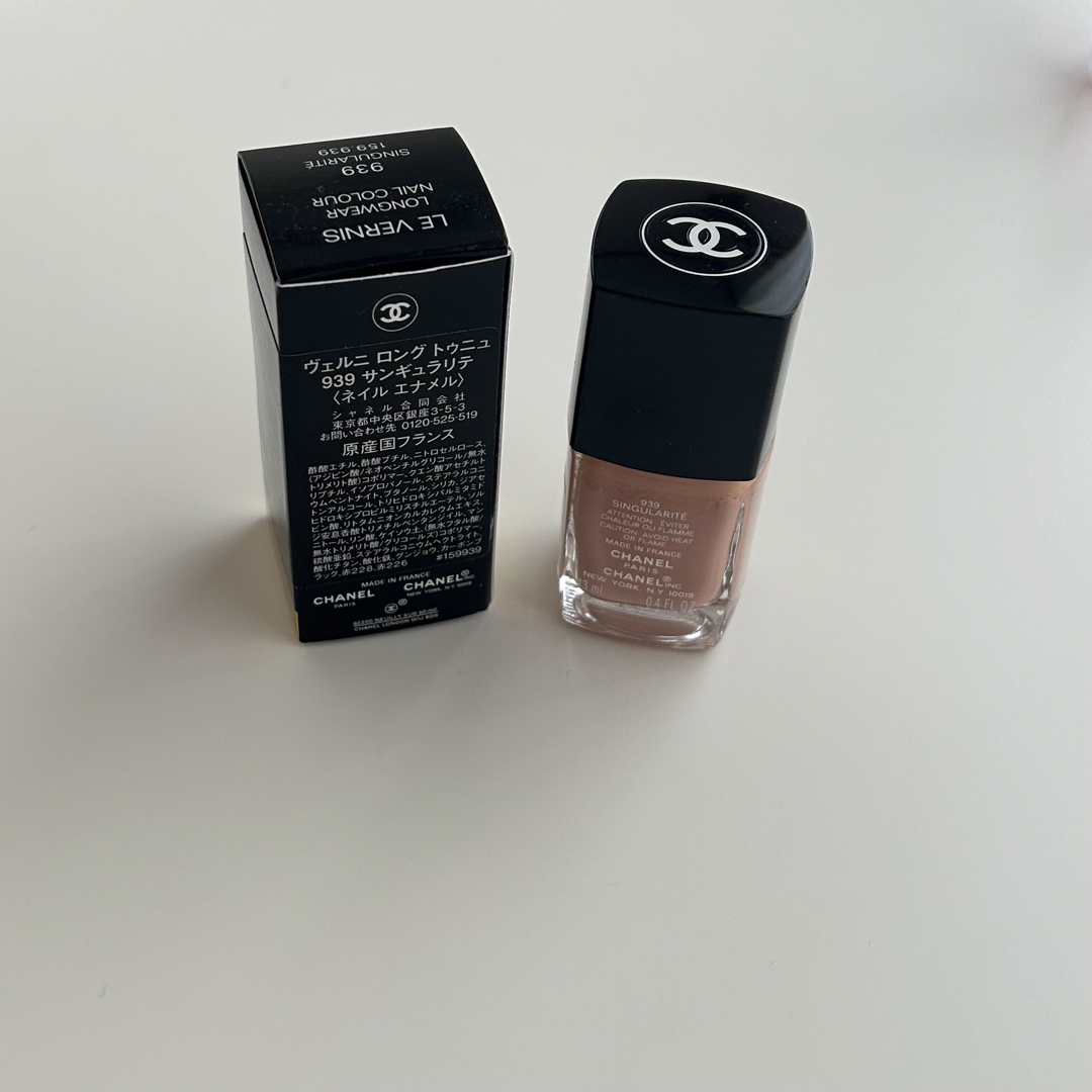 CHANEL(シャネル)のCHANEL マニキュア　ヴェルニ ロング トゥニュ 939 サンギュラリテ コスメ/美容のネイル(マニキュア)の商品写真