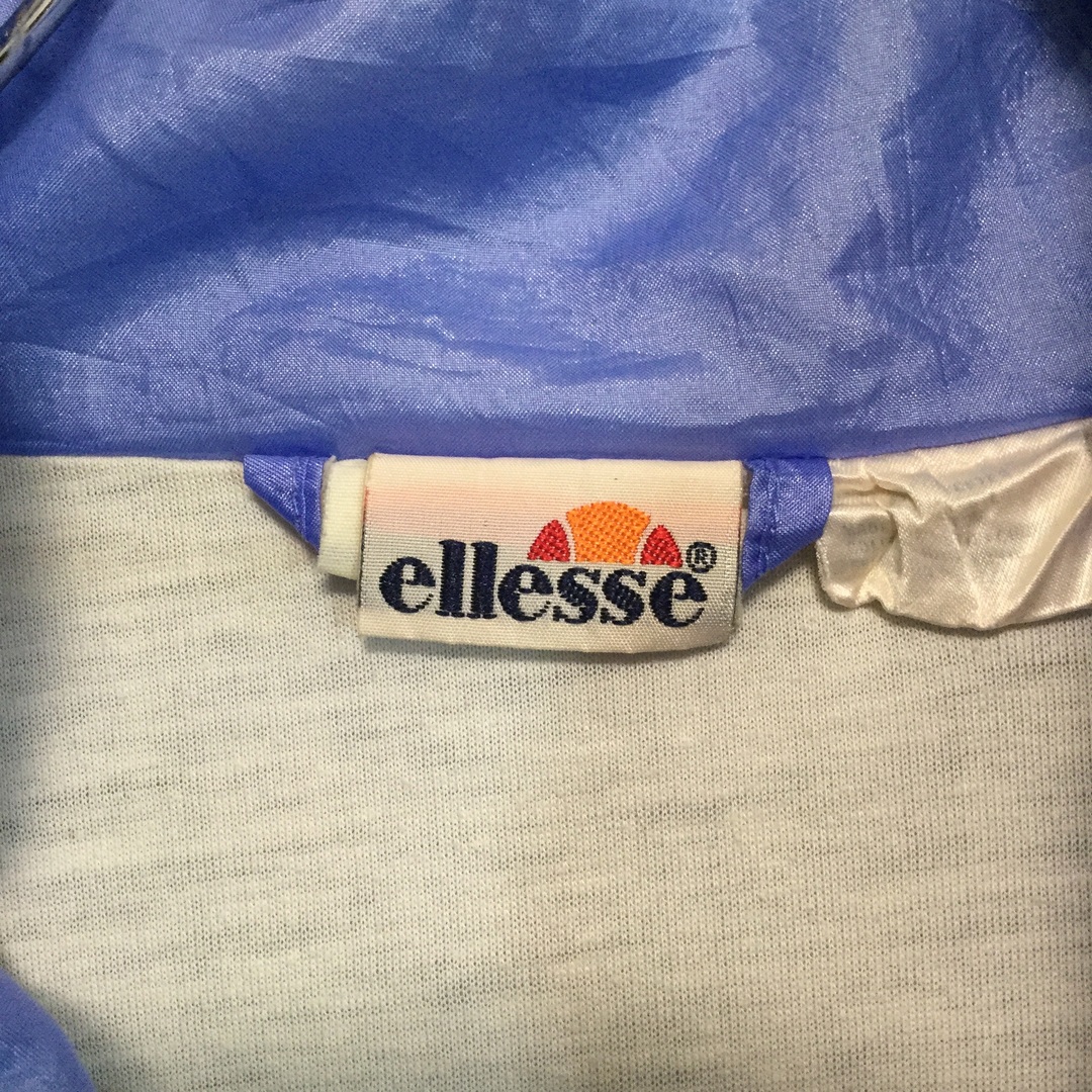 ellesse(エレッセ)の【エレッセ ナイロンジャケット】 90s ロゴ刺繍 M相当 水色/赤 古着 メンズのジャケット/アウター(ナイロンジャケット)の商品写真