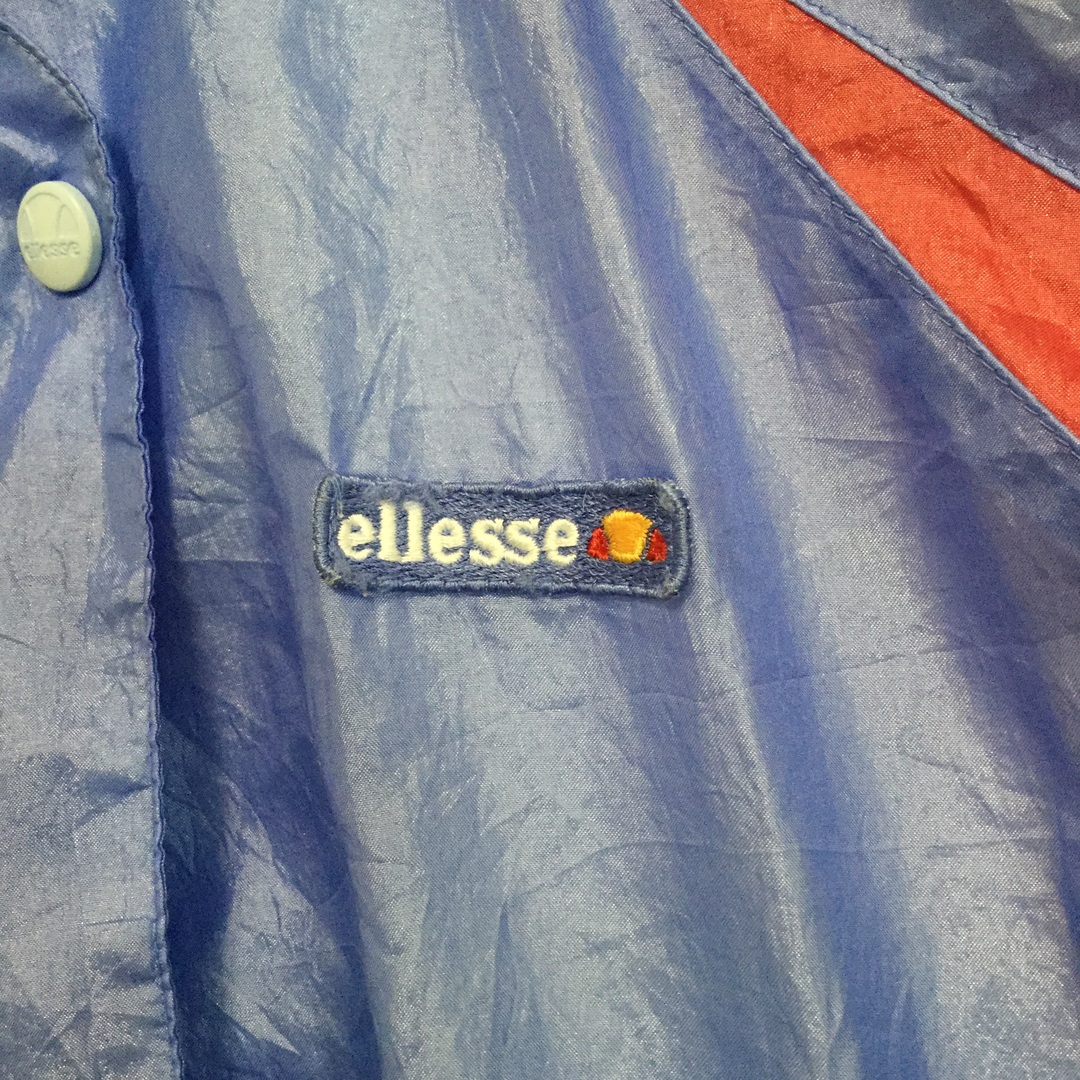 ellesse(エレッセ)の【エレッセ ナイロンジャケット】 90s ロゴ刺繍 M相当 水色/赤 古着 メンズのジャケット/アウター(ナイロンジャケット)の商品写真