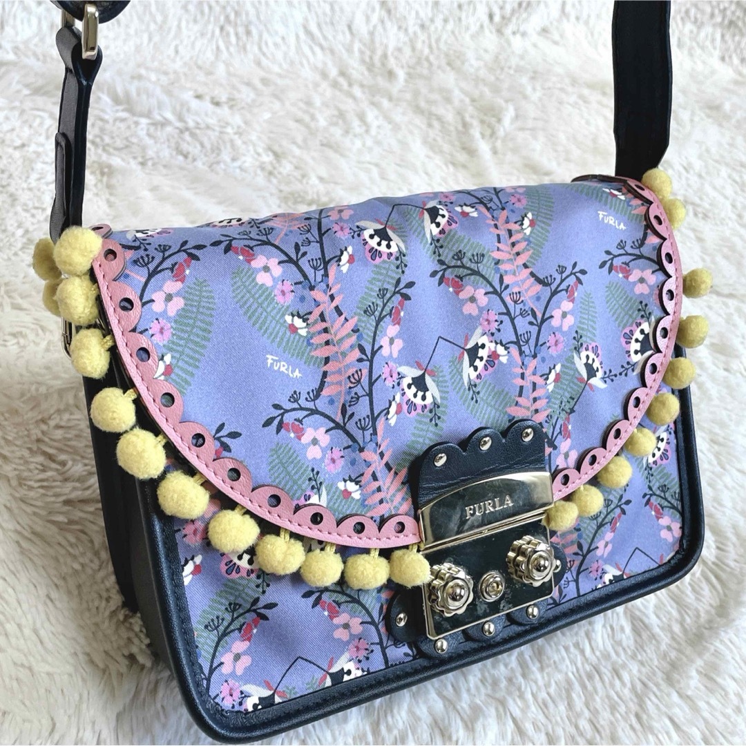 Furla(フルラ)の美品 FURLA メトロポリス ポンポン ショルダーバッグ 花柄 マルチカラー レディースのバッグ(ショルダーバッグ)の商品写真