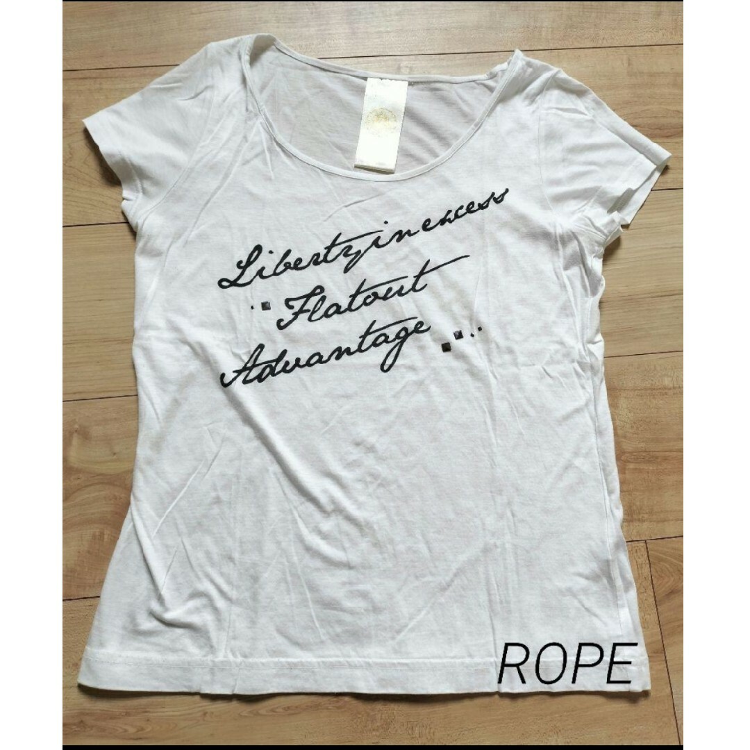 ROPE’(ロペ)のROPE　ホワイト　白　Tシャツ　スタッズ　ロゴ　M レディースのトップス(Tシャツ(半袖/袖なし))の商品写真