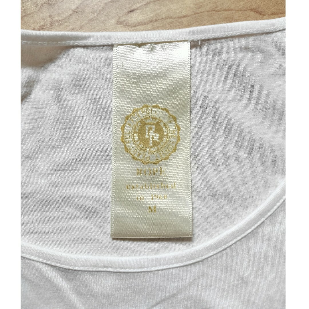 ROPE’(ロペ)のROPE　ホワイト　白　Tシャツ　スタッズ　ロゴ　M レディースのトップス(Tシャツ(半袖/袖なし))の商品写真