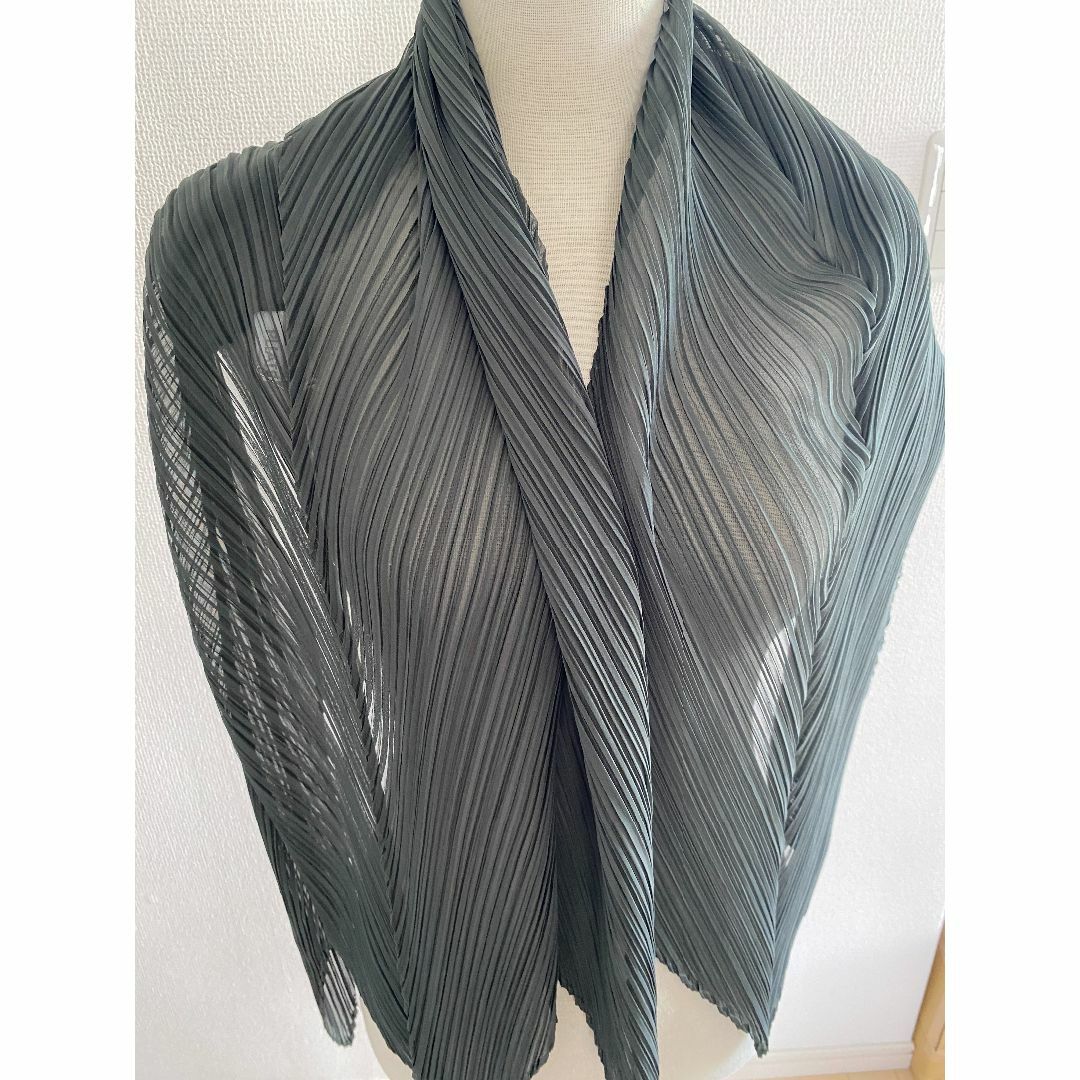 PLEATS PLEASE ISSEY MIYAKE(プリーツプリーズイッセイミヤケ)のPLEATS PLEASE ISSEY MIYAKE  MONTHLY スカーフ レディースのファッション小物(バンダナ/スカーフ)の商品写真