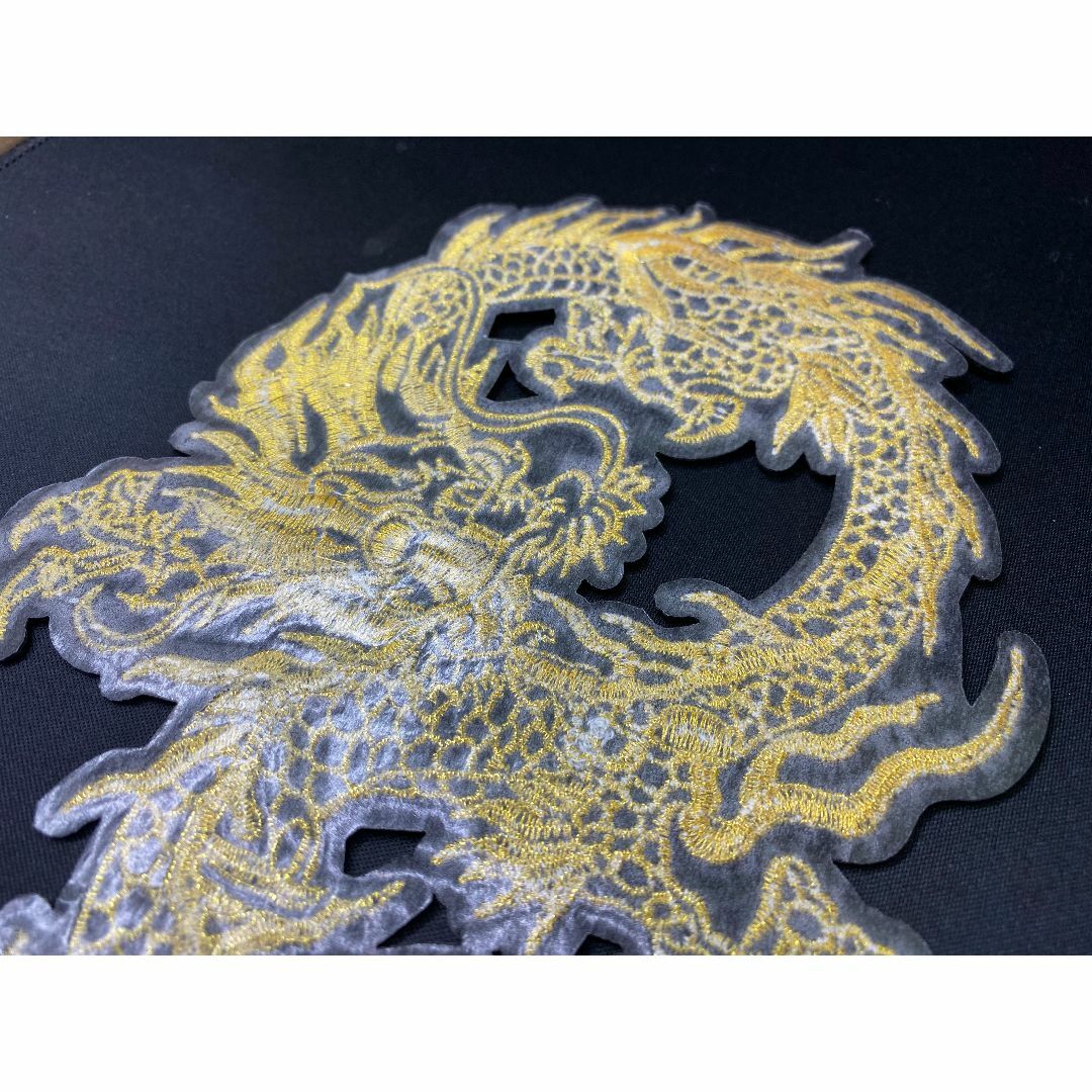  未使用品 龍 竜 ドラゴン 金色 大型 おしゃれ 刺繍 ワッペン 1点 a ハンドメイドの素材/材料(各種パーツ)の商品写真