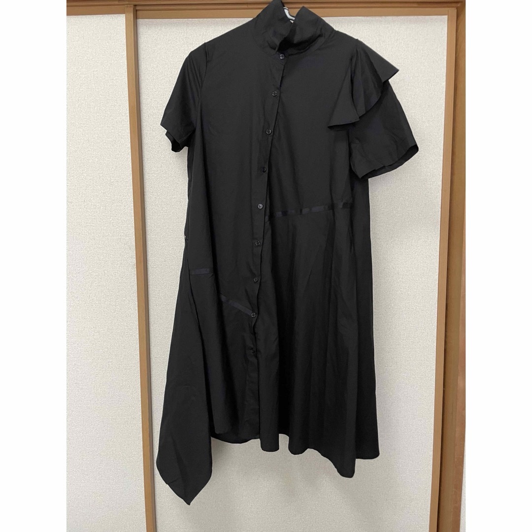 フリルロングシャツ ジップ付き ブラックシャツ ワンピース 半袖 レディースのトップス(シャツ/ブラウス(半袖/袖なし))の商品写真