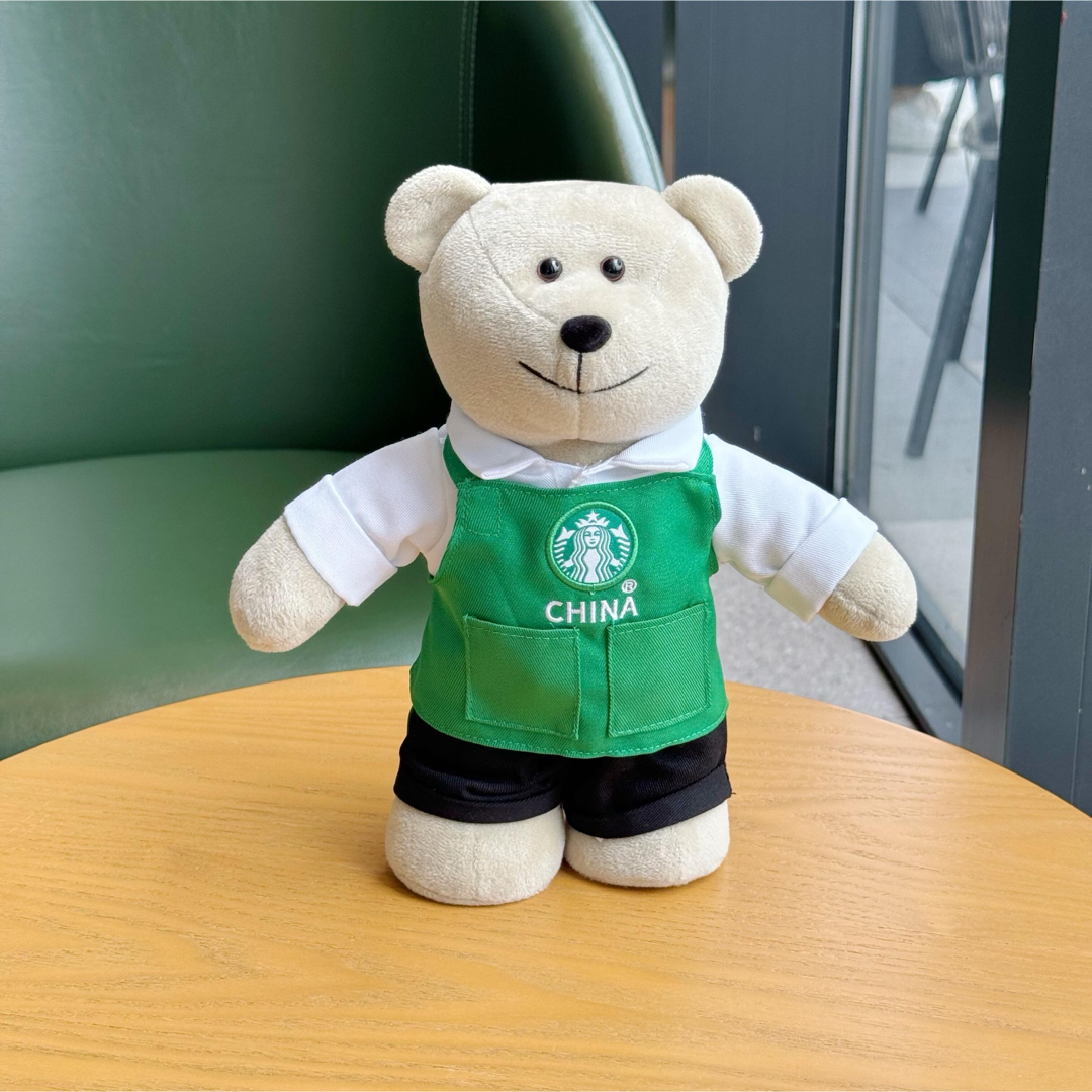 Starbucks(スターバックス)の【スターバックス海外限定】　グリーンシリーズ　ぬいぐるみ　ベアリスタ　エプロン エンタメ/ホビーのおもちゃ/ぬいぐるみ(ぬいぐるみ)の商品写真