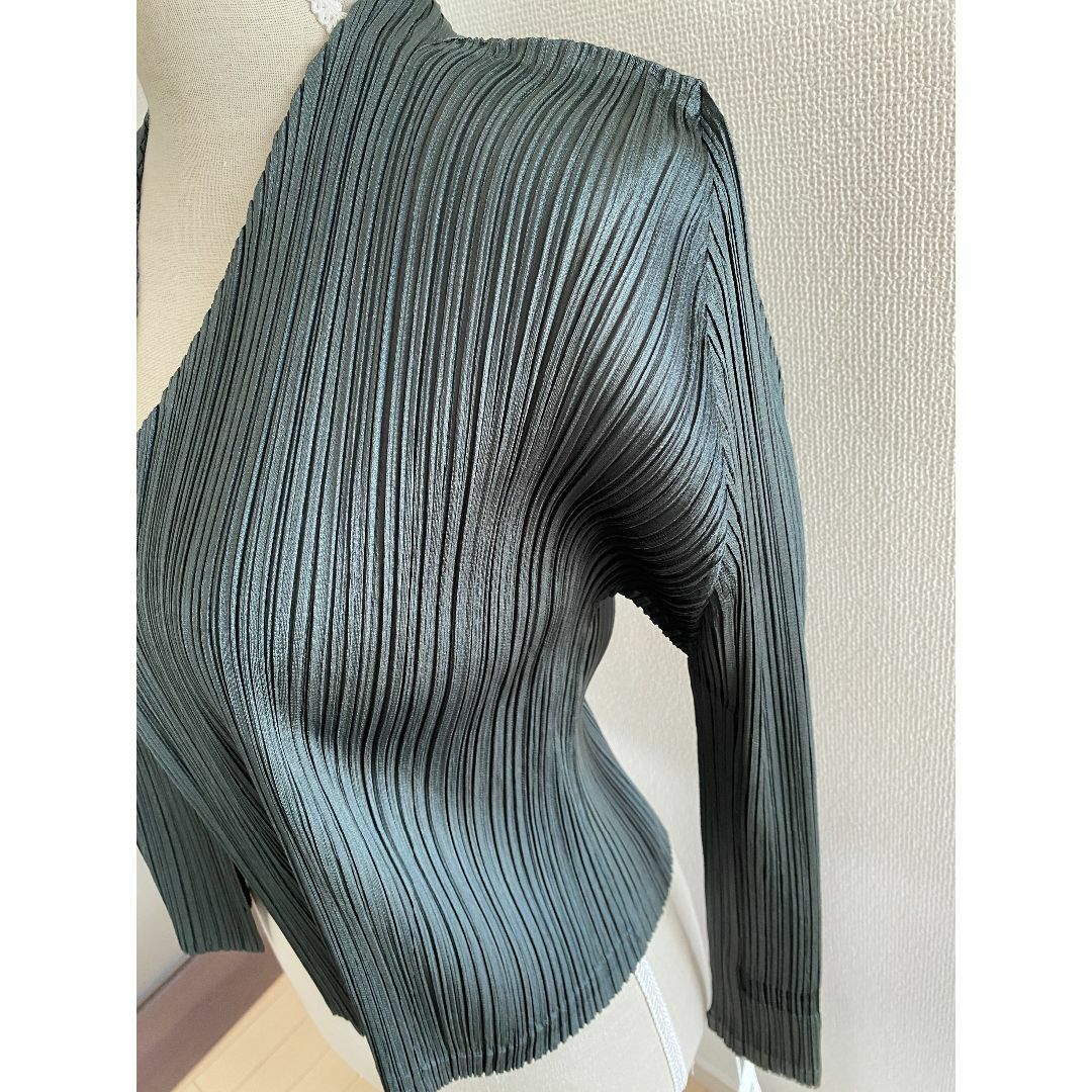 PLEATS PLEASE ISSEY MIYAKE(プリーツプリーズイッセイミヤケ)のPLEATS PLEASE ISSEY MIYAKEカーディガン レディースのトップス(カーディガン)の商品写真