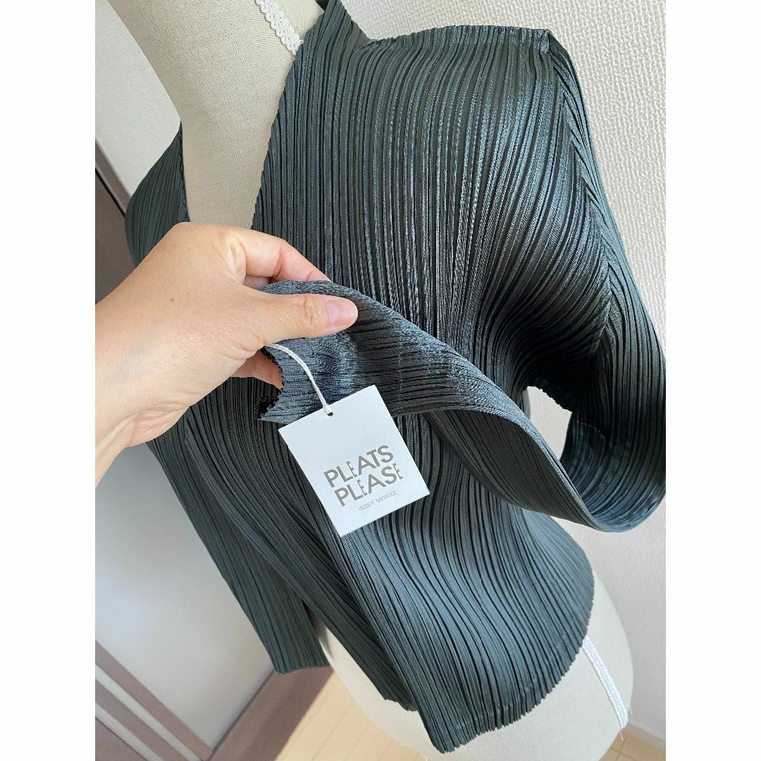 PLEATS PLEASE ISSEY MIYAKE(プリーツプリーズイッセイミヤケ)のPLEATS PLEASE ISSEY MIYAKEカーディガン レディースのトップス(カーディガン)の商品写真