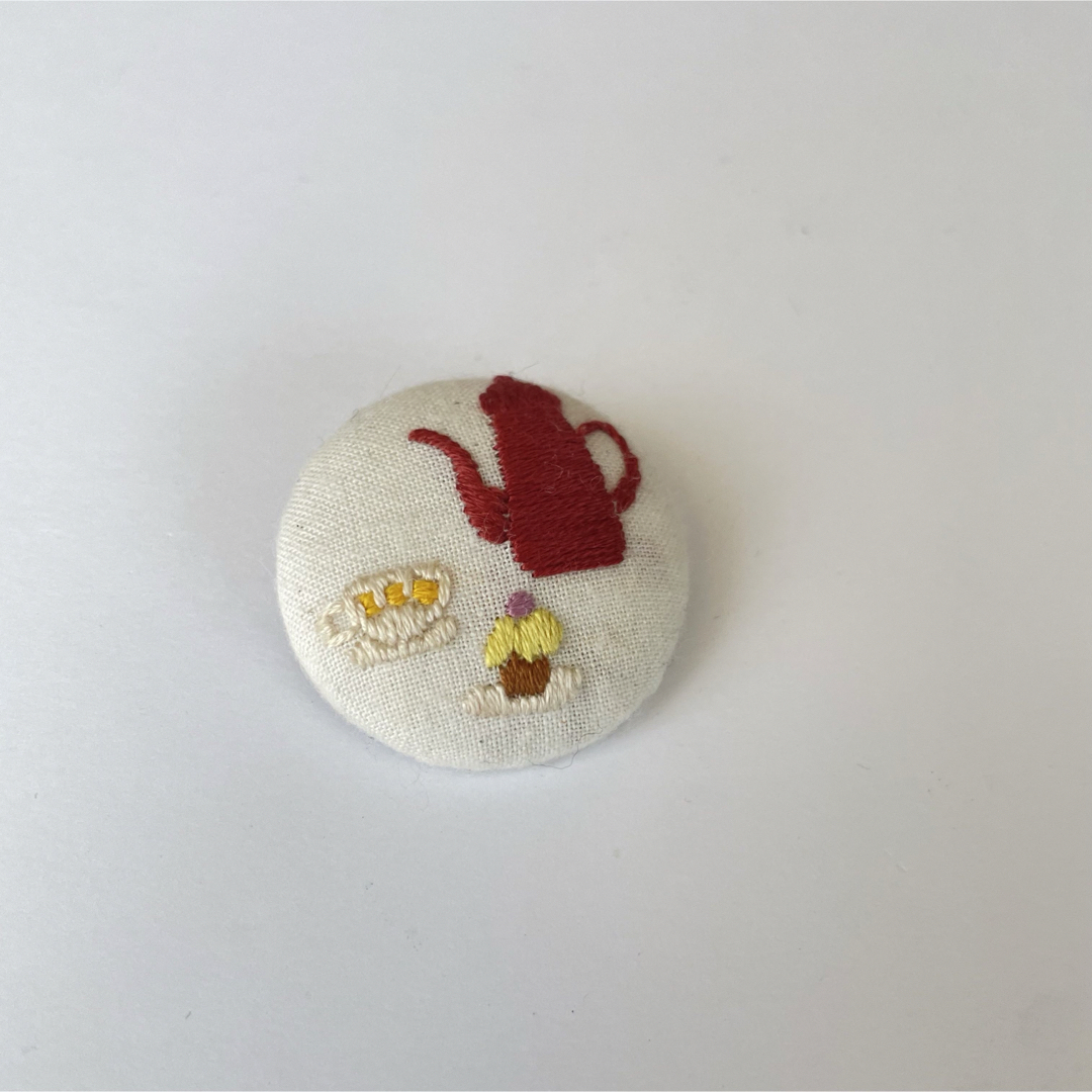 刺繍ブローチ ハンドメイドのアクセサリー(コサージュ/ブローチ)の商品写真