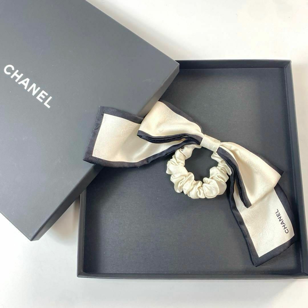 CHANEL(シャネル)の美品 シャネル CHANEL ココマーク カメリア リボンシュシュ 箱付き レディースのヘアアクセサリー(ヘアゴム/シュシュ)の商品写真