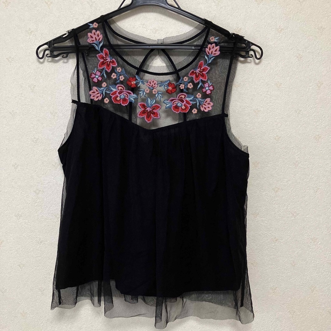 Hollister(ホリスター)のチュール トップス 黒 花柄 レディースのトップス(カットソー(半袖/袖なし))の商品写真