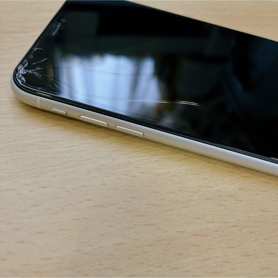 Apple(アップル)のiPhone XR ホワイト 128GB アイフォーン　スマホ　スマートフォン スマホ/家電/カメラのスマートフォン/携帯電話(スマートフォン本体)の商品写真