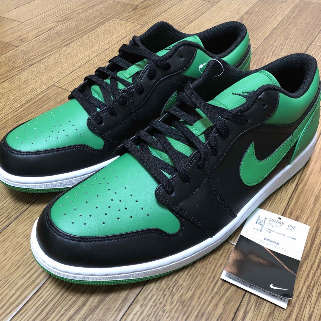 NIKE(ナイキ)のナイキ エアジョーダン1 ロー 緑白黒 NIKE 553558-065 32cm メンズの靴/シューズ(スニーカー)の商品写真