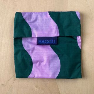 バグゥ(BAGGU)のBAGGU収納袋　バグー　エコバッグ　ウェーブストライプ　ピンク＆グリーン(エコバッグ)