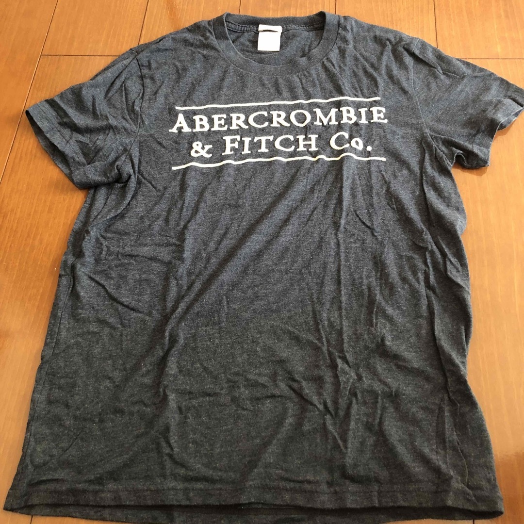 Abercrombie&Fitch(アバクロンビーアンドフィッチ)のアバクロンビーアンドフィッチ　Tシャツ メンズのトップス(Tシャツ/カットソー(半袖/袖なし))の商品写真