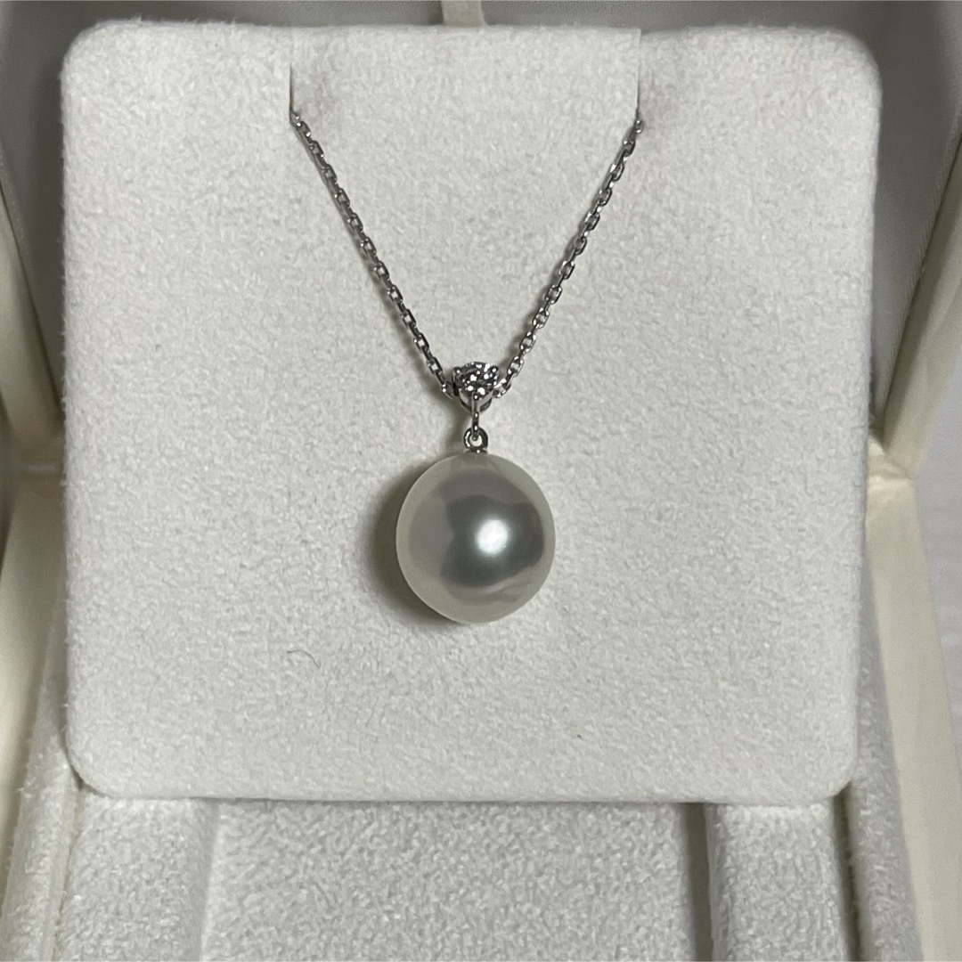 MIKIMOTO(ミキモト)の【美品】ミキモト大玉白蝶ペンダントトップ12.5mmダイヤ付き k18 レディースのアクセサリー(ネックレス)の商品写真