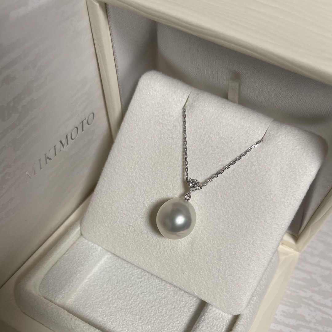 MIKIMOTO(ミキモト)の【美品】ミキモト大玉白蝶ペンダントトップ12.5mmダイヤ付き k18 レディースのアクセサリー(ネックレス)の商品写真