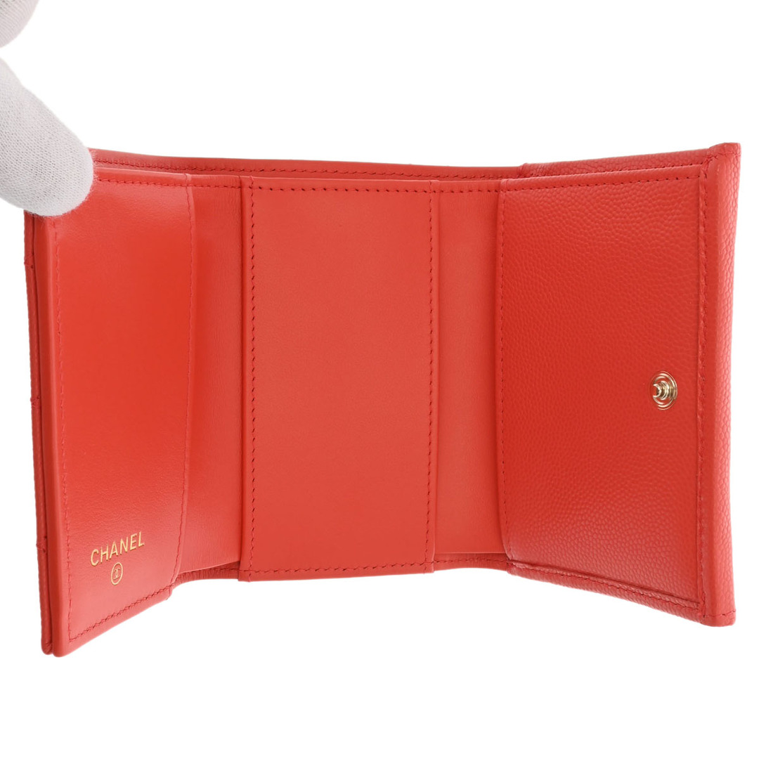 CHANEL(シャネル)の新品 シャネル CHANEL AP3973 ランダム品番 レディース 三つ折り財布 朱色系 /シルバー金具 グレインドカーフスキン レディースのファッション小物(財布)の商品写真