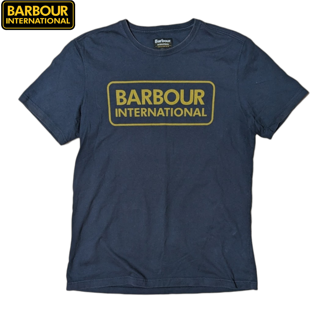 Barbour(バーブァー)のBARBOUR INTERNATINAL ネイビー プリント 半袖Tシャツ メンズのトップス(Tシャツ/カットソー(半袖/袖なし))の商品写真
