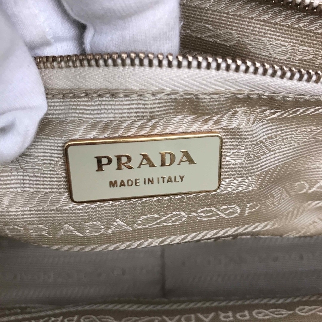 PRADA(プラダ)のプラダ　パンチング　ハンドバッグ　ギャランティカード付き　イエロー　レア レディースのバッグ(ハンドバッグ)の商品写真
