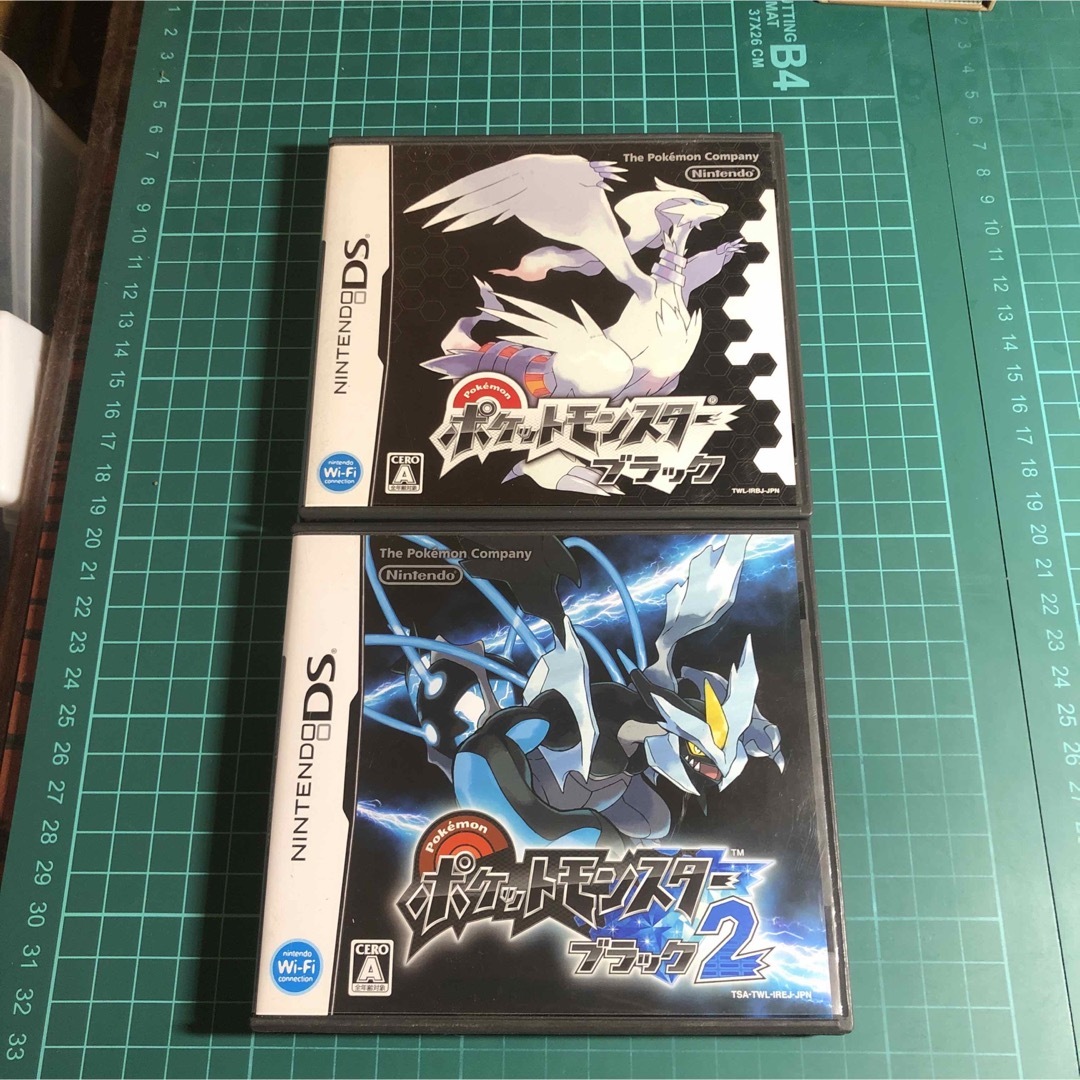 ニンテンドーDS(ニンテンドーDS)のポケットモンスターブラックとブラック2のセット エンタメ/ホビーのゲームソフト/ゲーム機本体(携帯用ゲームソフト)の商品写真