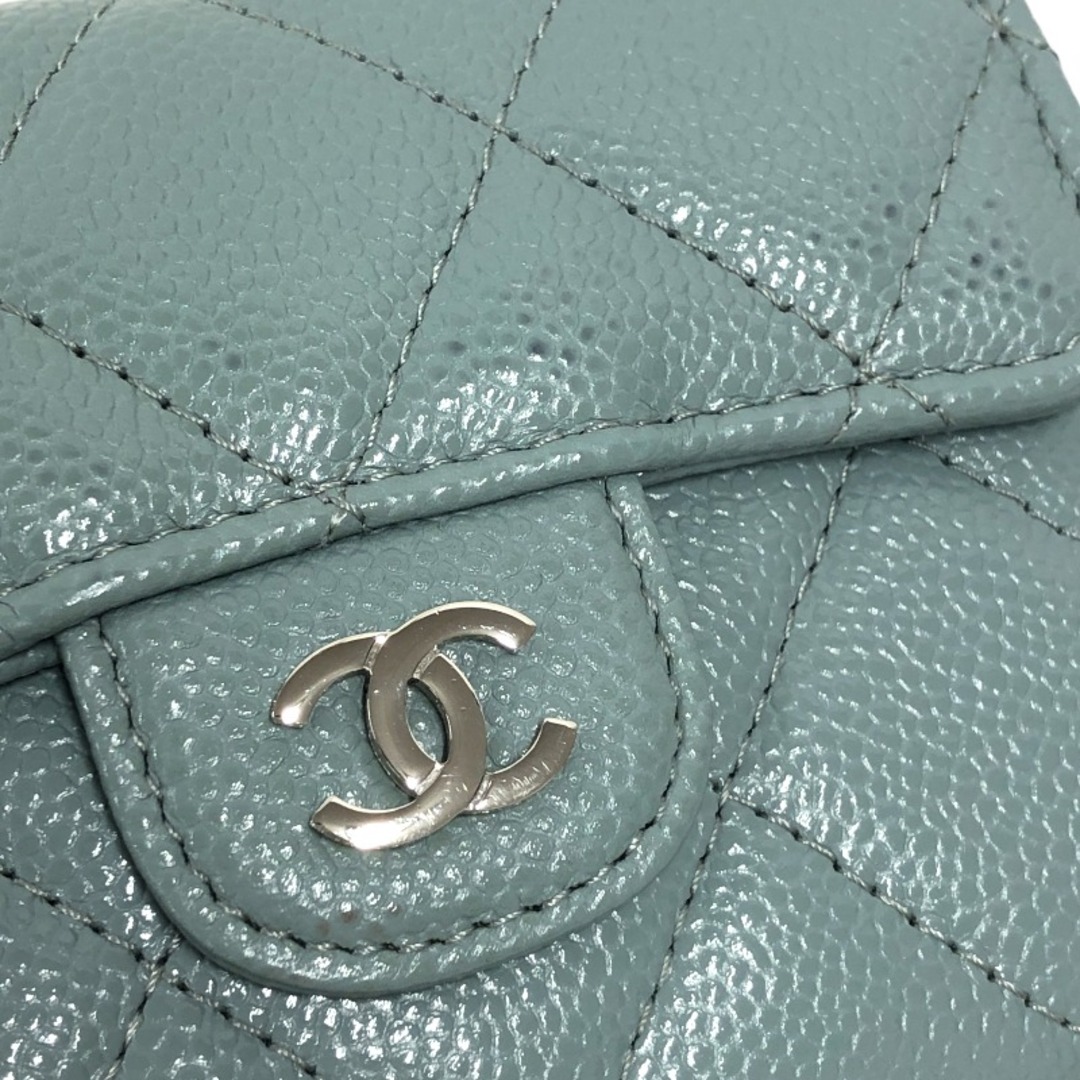 CHANEL(シャネル)の　シャネル CHANEL クラシック チェーンスモールウォレット AP0238 30番台 ライトブルー シルバー金具 キャビアスキン レディース 二つ折り財布 レディースのファッション小物(財布)の商品写真