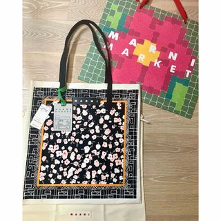 マルニ(Marni)の【新品未使用】01  マルニマーケット　バンダナトート　ブラックロゼ(トートバッグ)